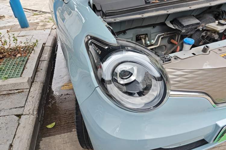 Used Brilliance Xinri i03 2021 318 km 31.45 kWh Right Front Headlight