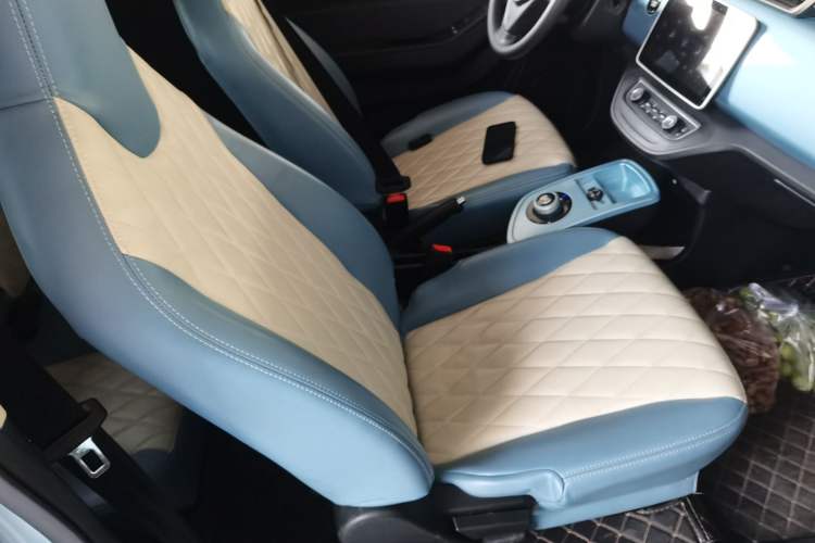 Used Brilliance Xinri i03 2021 318 km 31.45 kWh Right Front Seat