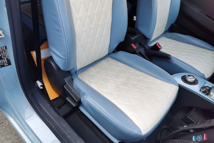 Used Brilliance Xinri i03 2021 318 km 31.45 kWh Right Front Seat