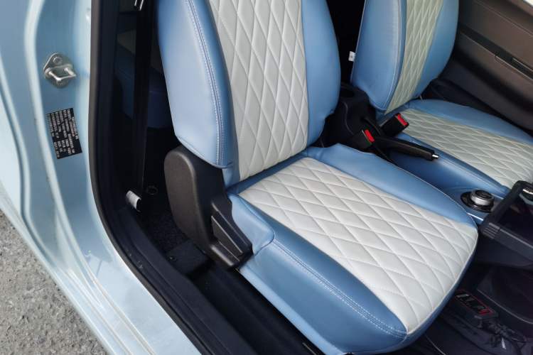 Used Brilliance Xinri i03 2021 318 km 31.45 kWh Right Front Seat