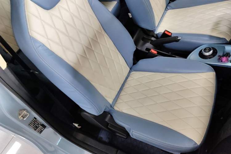 Used Brilliance Xinri i03 2021 318 km 31.45 kWh Right Front Seat