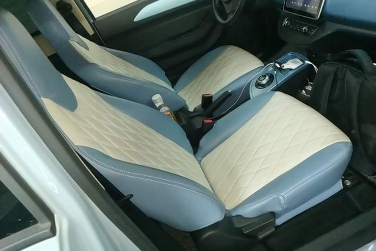 Used Brilliance Xinri i03 2021 318 km 31.45 kWh Right Front Seat