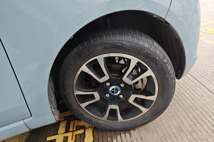 Used Brilliance Xinri i03 2021 318 km 31.45 kWh Right Front Wheel Hub