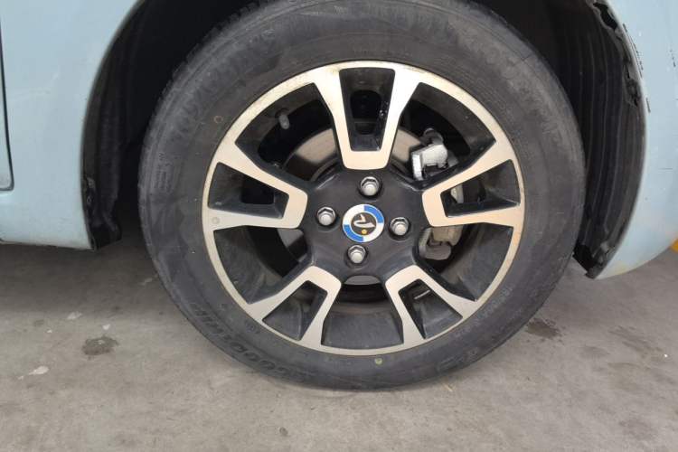 Used Brilliance Xinri i03 2021 318 km 31.45 kWh Right Front Wheel Hub