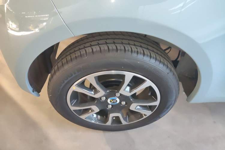Used Brilliance Xinri i03 2021 318 km 31.45 kWh Right Rear Wheel Hub