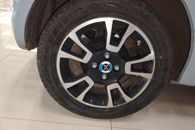 Used Brilliance Xinri i03 2021 318 km 31.45 kWh Right Rear Wheel Hub