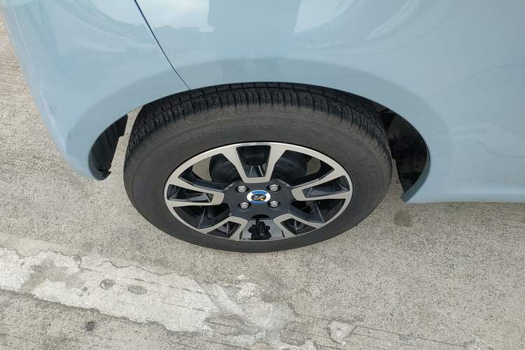 Used Brilliance Xinri i03 2021 318 km 31.45 kWh Right Rear Wheel Hub