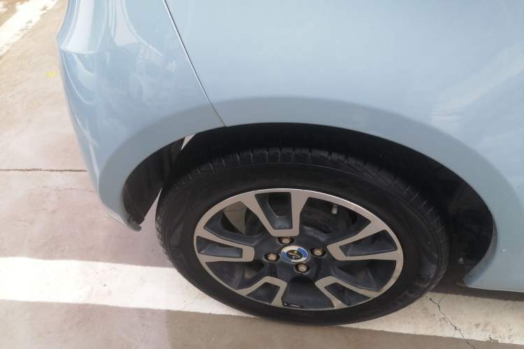 Used Brilliance Xinri i03 2021 410 km 38.54 kWh Right Rear Wheel Hub
