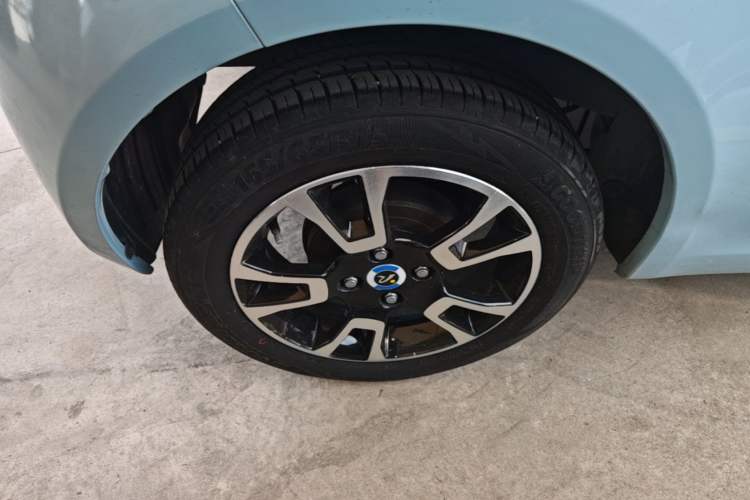 Used Brilliance Xinri i03 2021 318 km 31.45 kWh Right Rear Wheel Hub