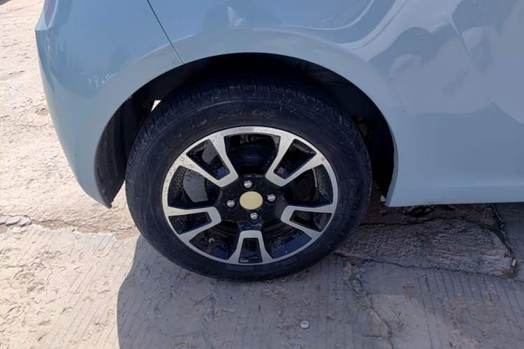 Used Brilliance Xinri i03 2021 410 km 38.54 kWh Right Rear Wheel Hub