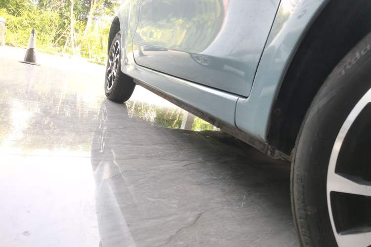 Used Brilliance Xinri i03 2021 318 km 31.45 kWh Right Side Sill