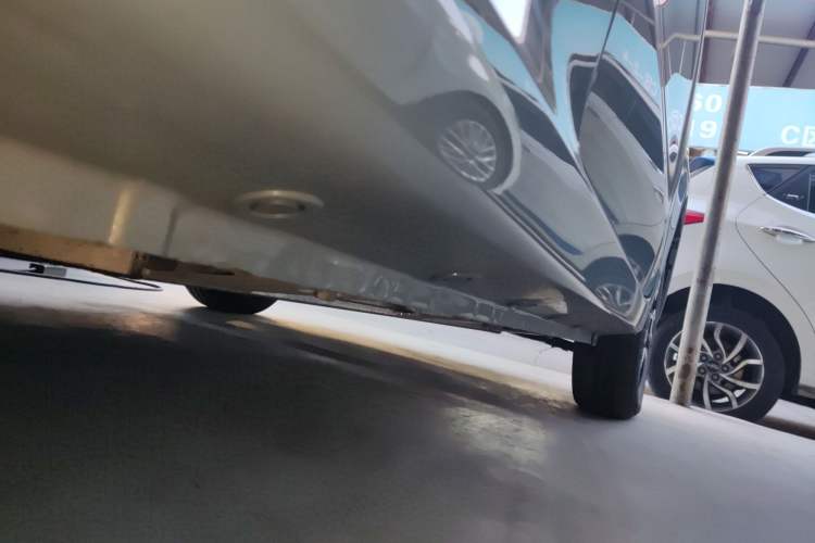 Used Brilliance Xinri i03 2021 318 km 31.45 kWh Right Side Sill