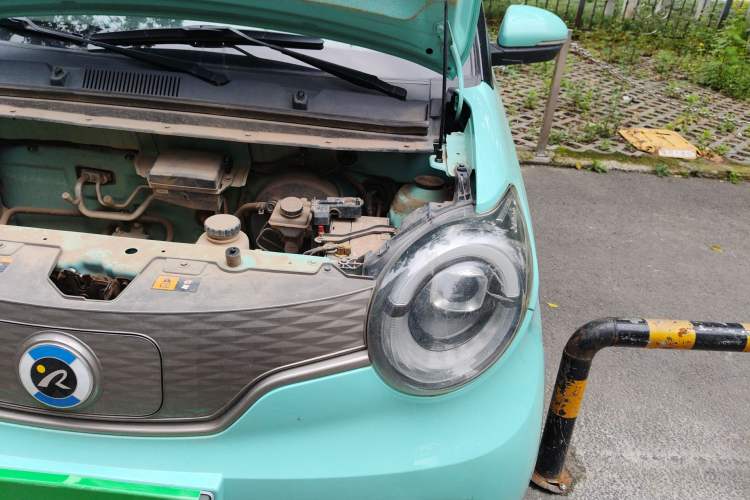 Used Brilliance Xinri i03 2021 318 km 31.45 kWh Engine Bay Left