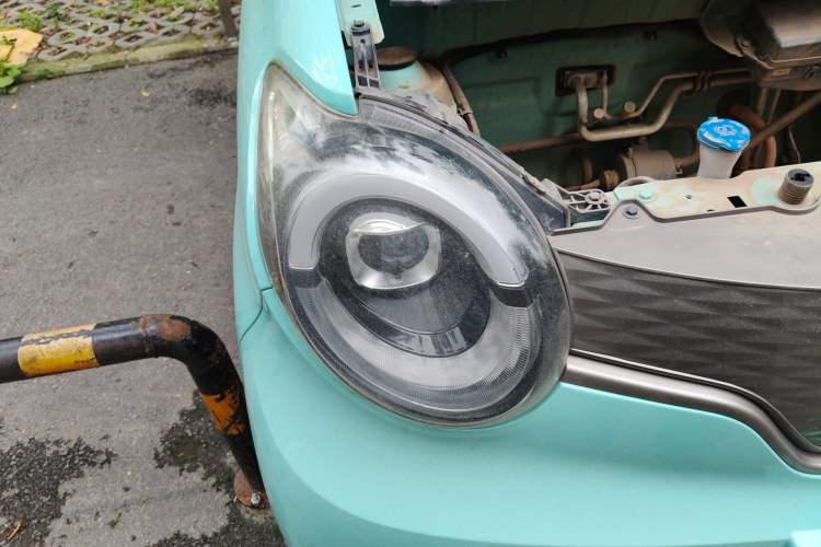 Used Brilliance Xinri i03 2021 318 km 31.45 kWh Right Front Headlight