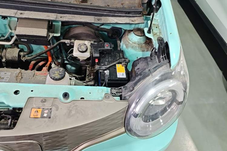 Used Brilliance Xinri i03 2021 318 km 31.45 kWh Engine Bay Left