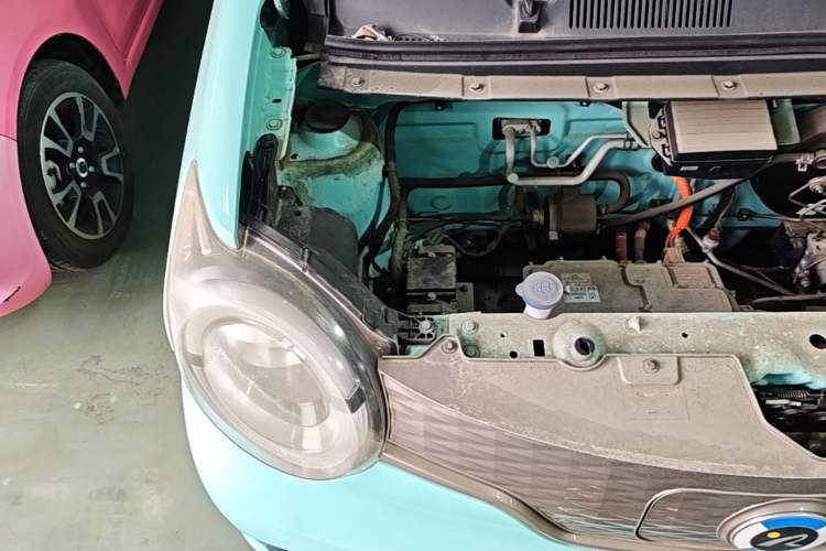 Used Brilliance Xinri i03 2021 318 km 31.45 kWh Engine Bay Right