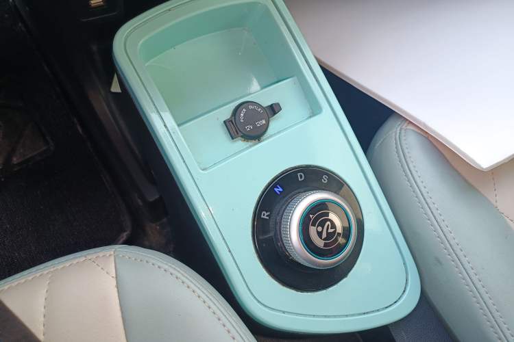 Used Brilliance Xinri i03 2021 318 km 31.45 kWh Gear Lever