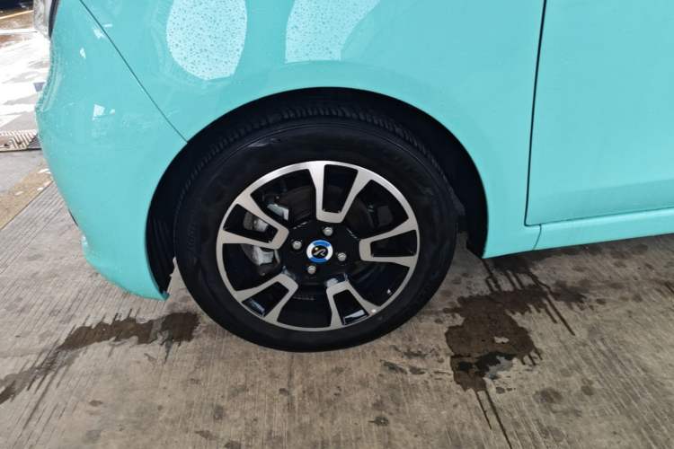Used Brilliance Xinri i03 2021 318 km 31.45 kWh Left Front Wheel Hub