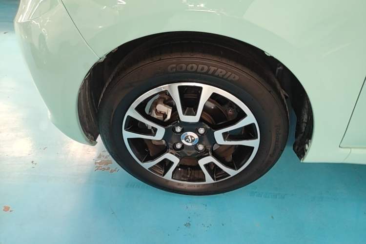 Used Brilliance Xinri i03 2021 318 km 31.45 kWh Left Front Wheel Hub