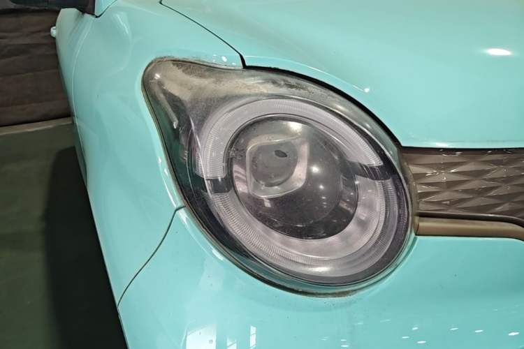 Used Brilliance Xinri i03 2021 318 km 31.45 kWh Right Front Headlight
