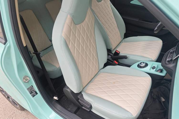 Used Brilliance Xinri i03 2021 318 km 31.45 kWh Right Front Seat