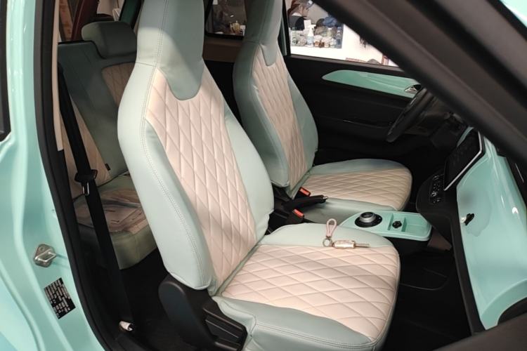 Used Brilliance Xinri i03 2021 318 km 31.45 kWh Right Front Seat