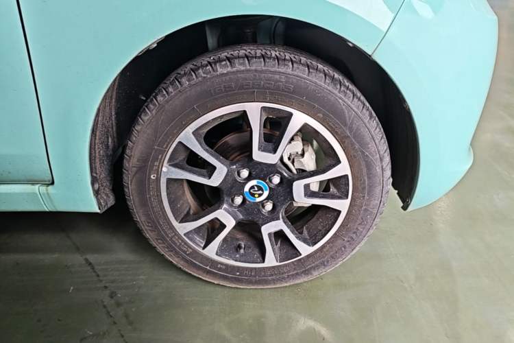 Used Brilliance Xinri i03 2021 318 km 31.45 kWh Right Front Wheel Hub