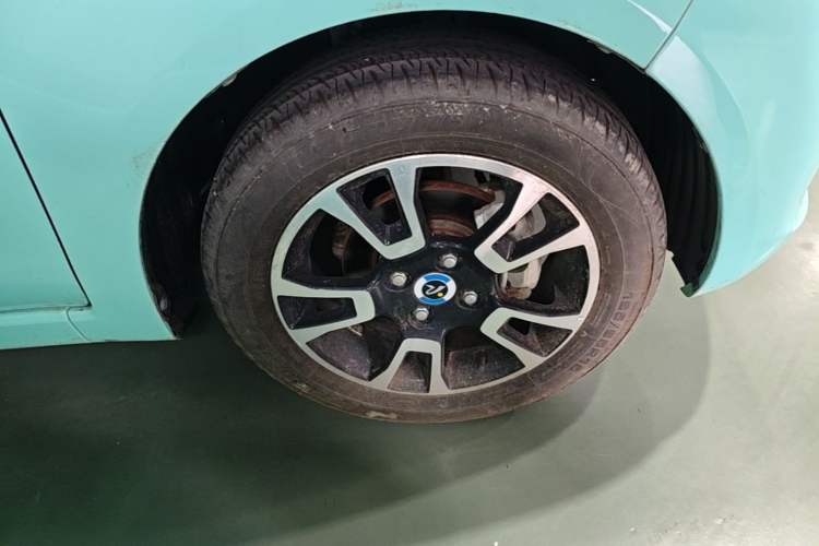 Used Brilliance Xinri i03 2021 318 km 31.45 kWh Right Front Wheel Hub