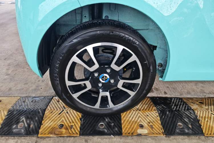Used Brilliance Xinri i03 2021 318 km 31.45 kWh Right Rear Wheel Hub