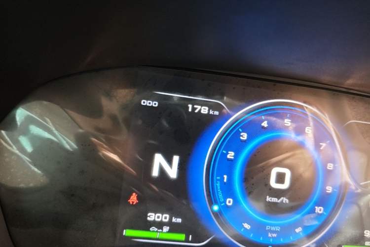 Used Brilliance Xinri i03 2021 318 km 31.45 kWh Odometer Close Up