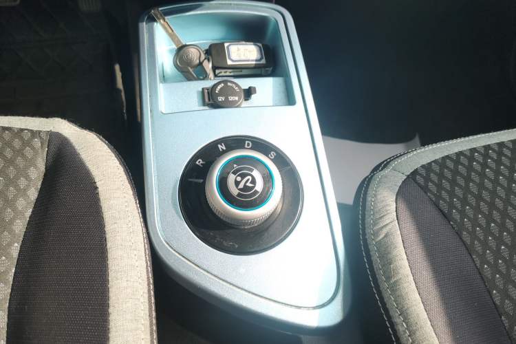 Used Brilliance Xinri i03 2021 410 km 38.54 kWh Gear Lever