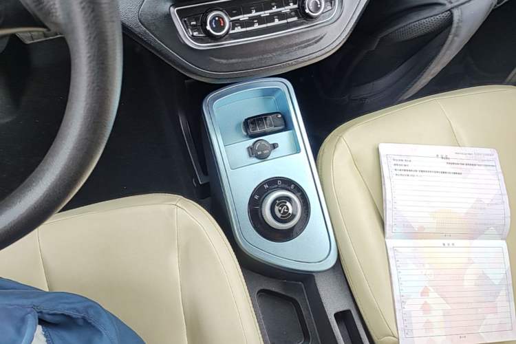 Used Brilliance Xinri i03 2021 410 km 38.54 kWh Gear Lever