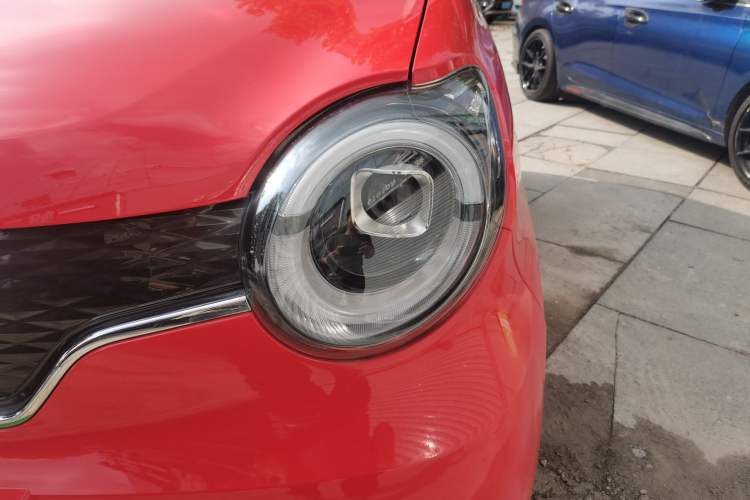 Used Brilliance Xinri i03 2021 410 km 38.54 kWh Left Front Headlight