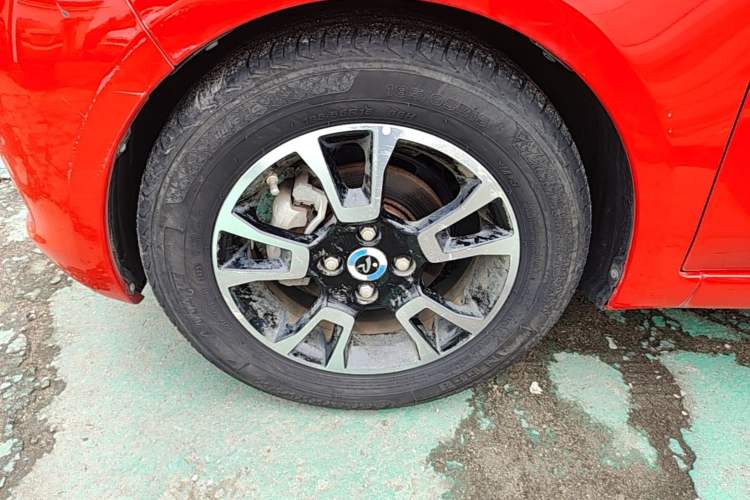 Used Brilliance Xinri i03 2021 410 km 38.54 kWh Left Front Wheel Hub