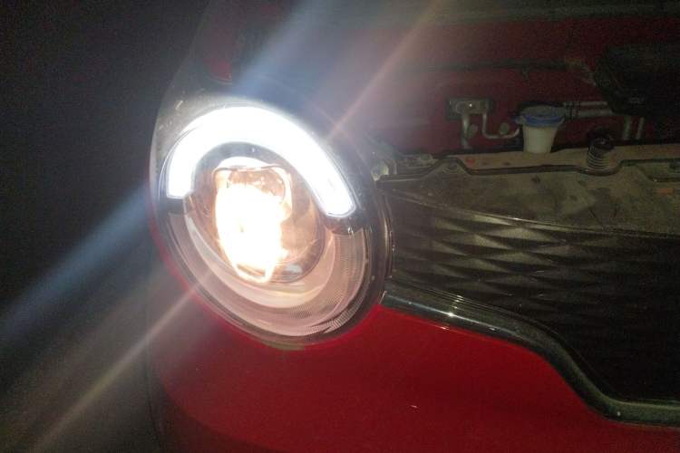 Used Brilliance Xinri i03 2021 410 km 38.54 kWh Right Front Headlight