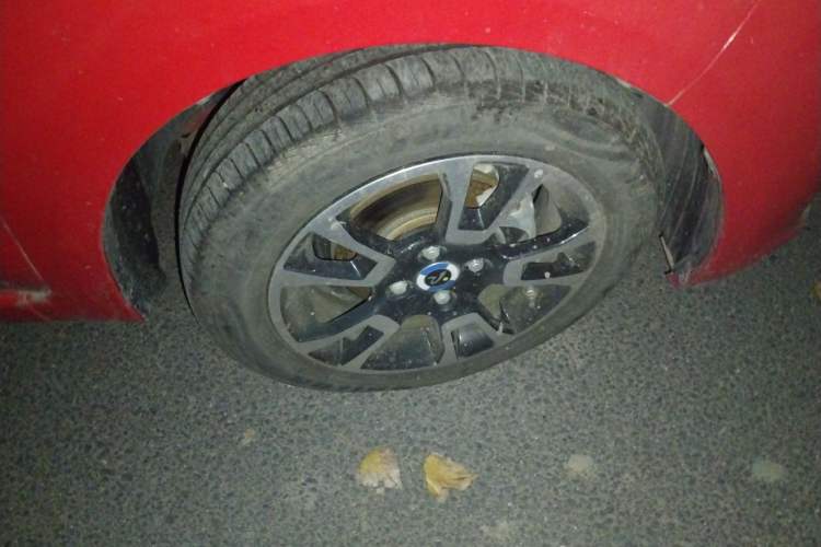 Used Brilliance Xinri i03 2021 410 km 38.54 kWh Right Front Wheel Hub