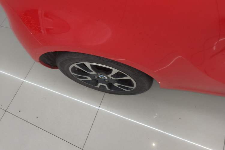 Used Brilliance Xinri i03 2021 410 km 38.54 kWh Right Rear Wheel Hub