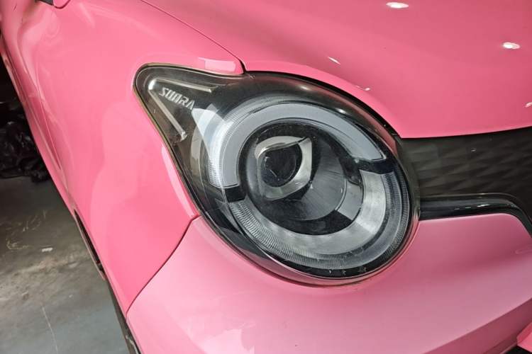 Used Brilliance Xinri i03 2021 318 km 31.45 kWh Right Front Headlight
