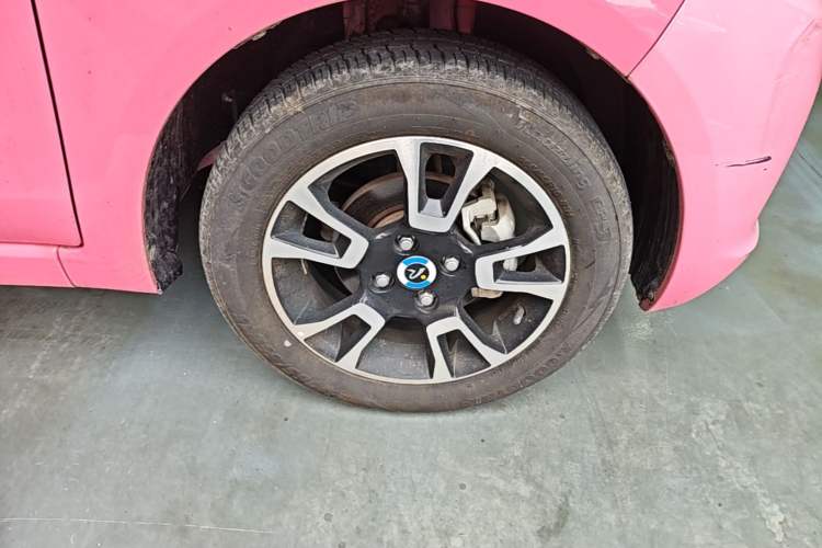 Used Brilliance Xinri i03 2021 318 km 31.45 kWh Right Front Wheel Hub