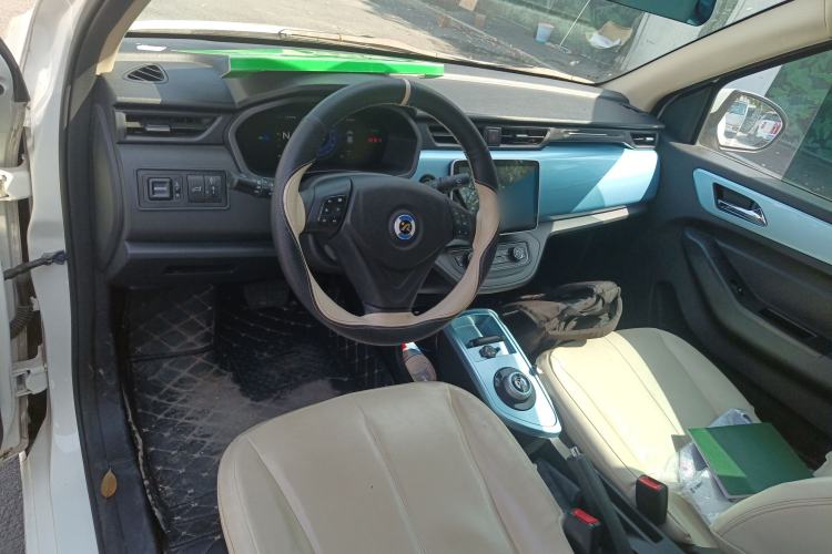 Used Brilliance Xinri i03 2021 318 km 31.45 kWh Center Console