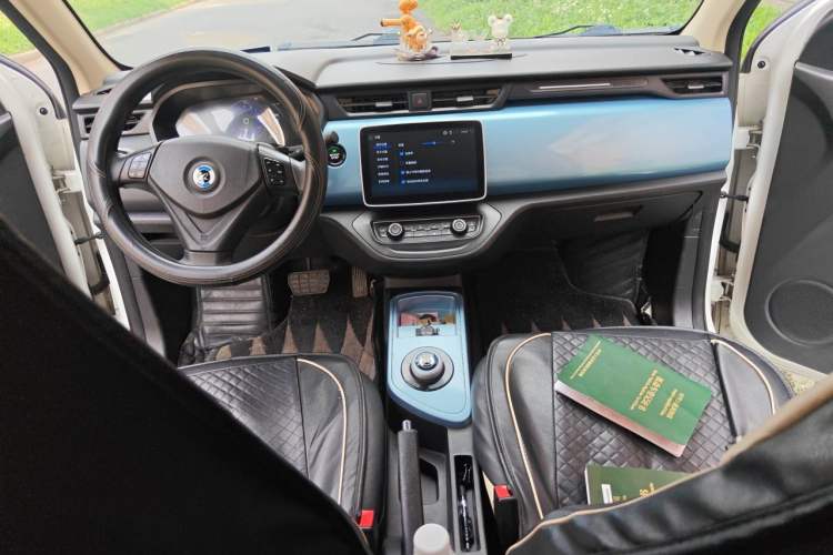 Used Brilliance Xinri i03 2021 318 km 31.45 kWh Center Console
