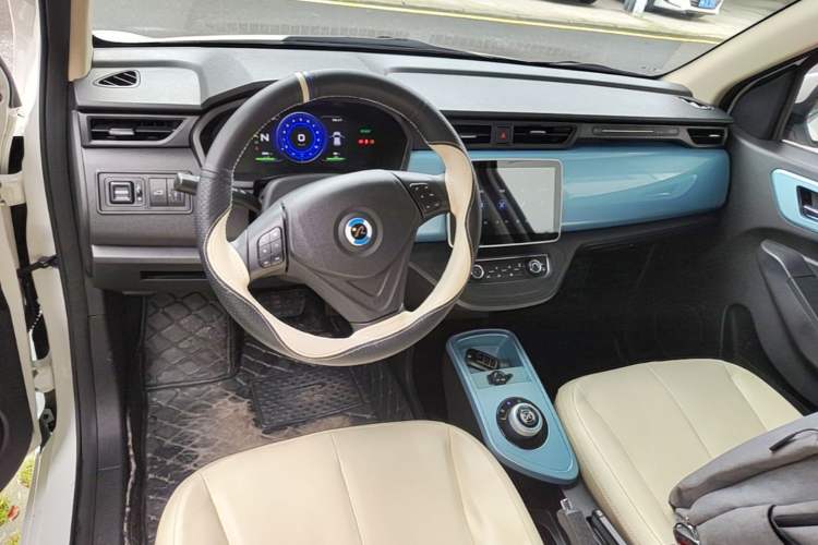 Used Brilliance Xinri i03 2021 318 km 31.45 kWh Center Console