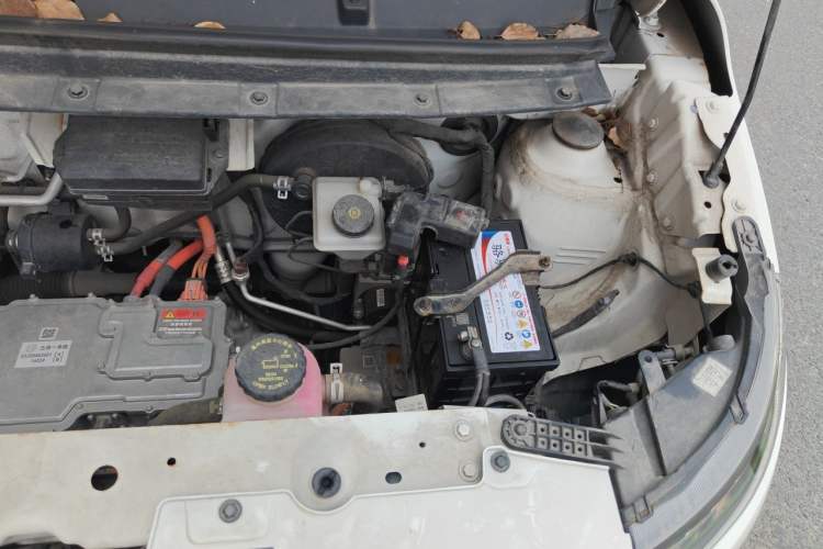 Used Brilliance Xinri i03 2021 318 km 31.45 kWh Engine Bay Left
