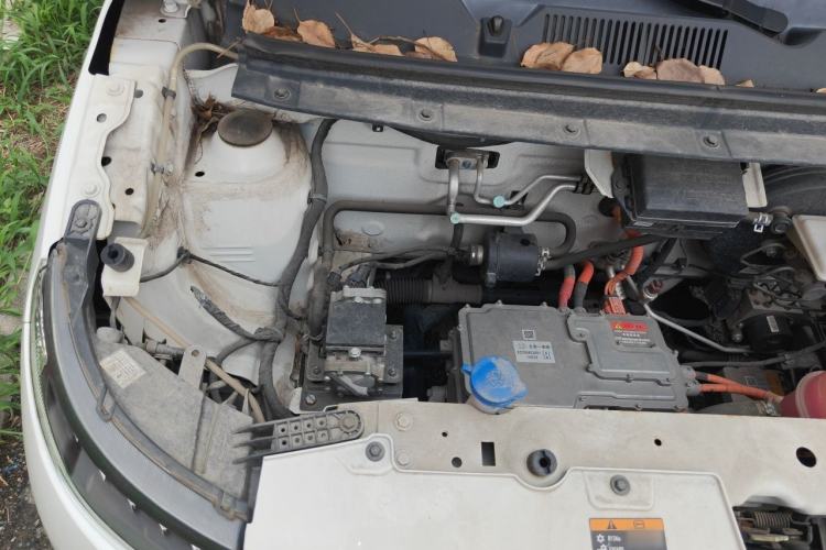 Used Brilliance Xinri i03 2021 318 km 31.45 kWh Engine Bay Right