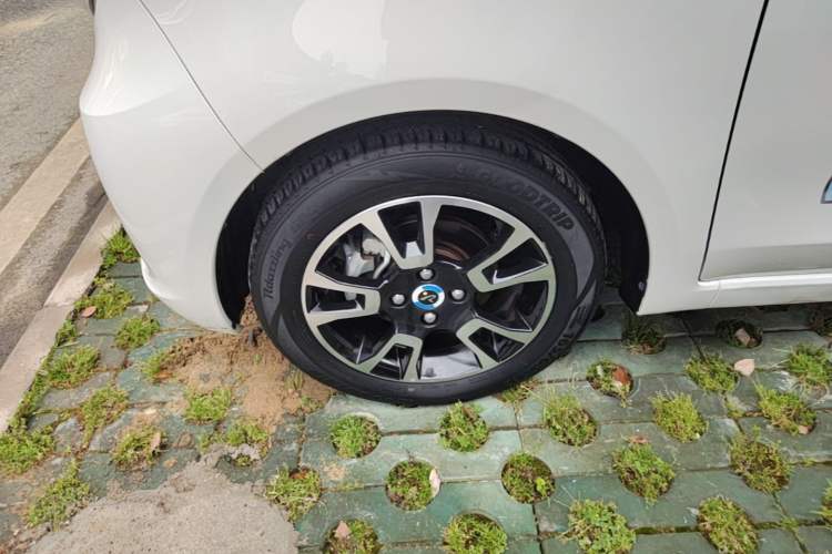 Used Brilliance Xinri i03 2021 318 km 31.45 kWh Exterior 4