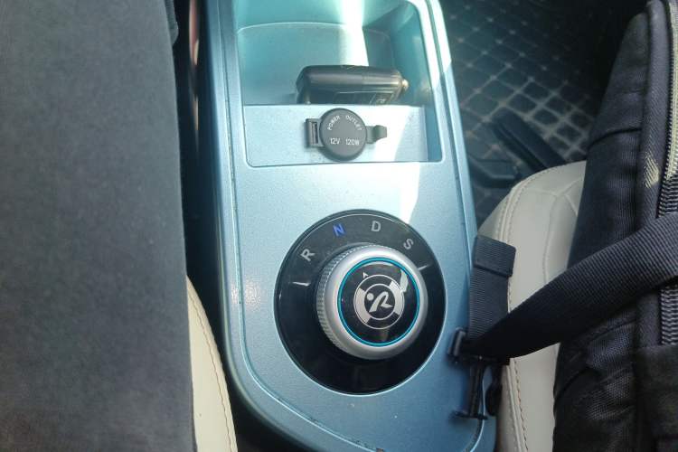 Used Brilliance Xinri i03 2021 318 km 31.45 kWh Gear Lever