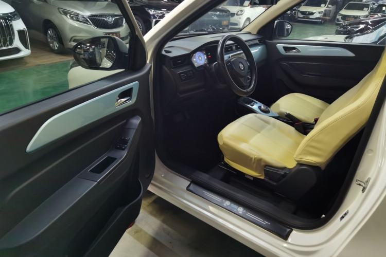 Used Brilliance Xinri i03 2021 318 km 31.45 kWh Interior 3