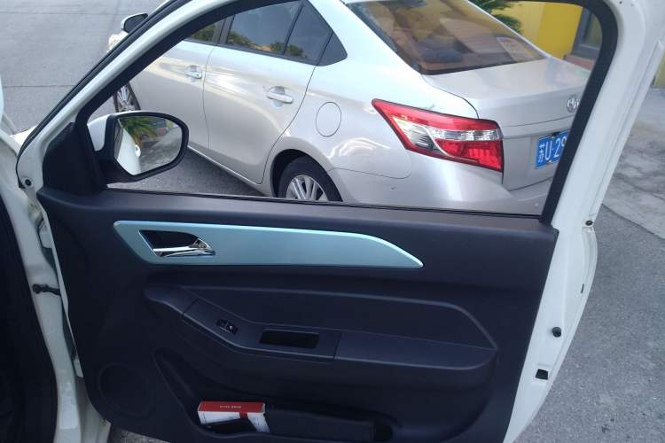 Used Brilliance Xinri i03 2021 318 km 31.45 kWh Interior 5