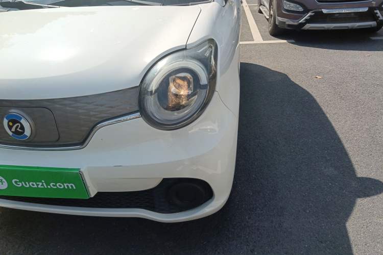 Used Brilliance Xinri i03 2021 318 km 31.45 kWh Left Front Headlight