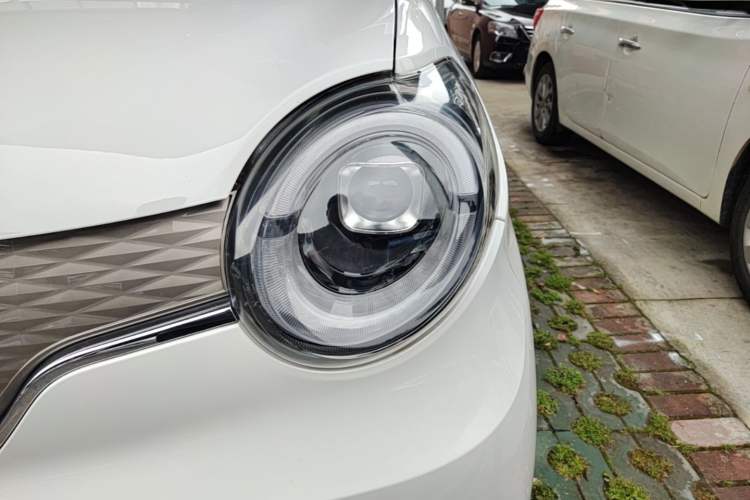 Used Brilliance Xinri i03 2021 318 km 31.45 kWh Left Front Headlight